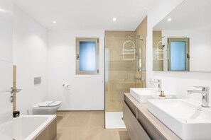 Baignoire, sèche-cheveux, serviettes fournies, papier toilette