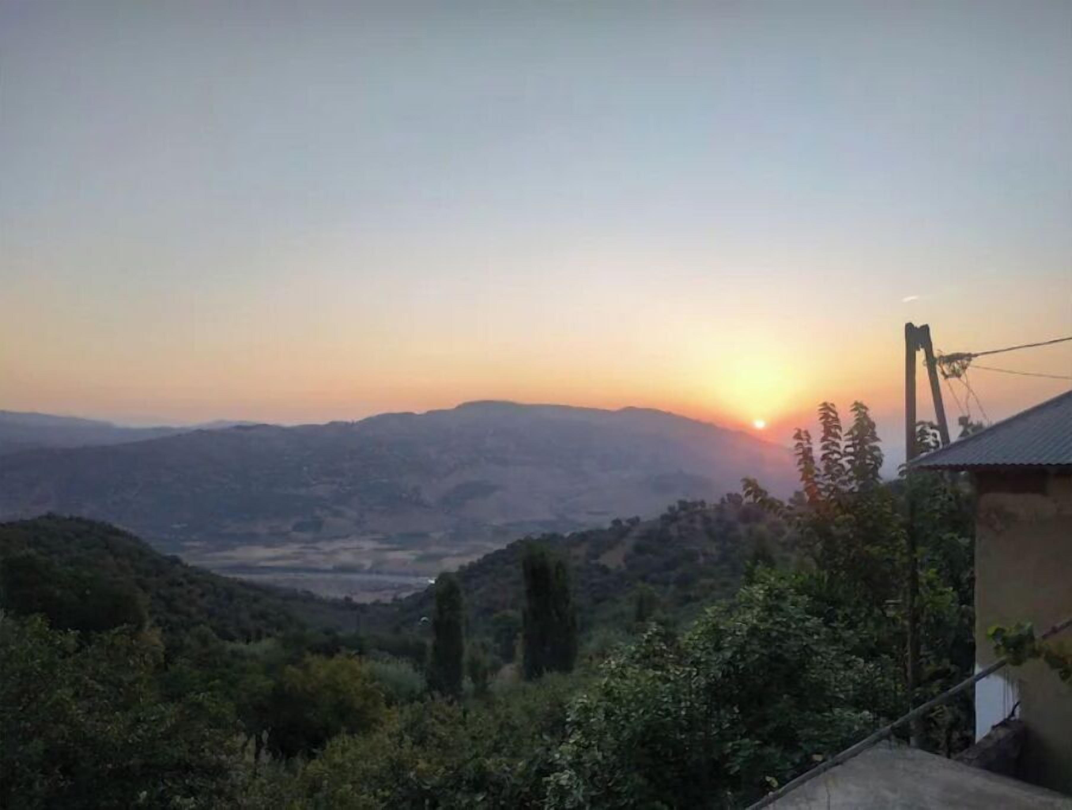 Une vue sur un paysage montagneux au coucher du soleil.