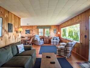 Living area - SandyBeach (Gilford)