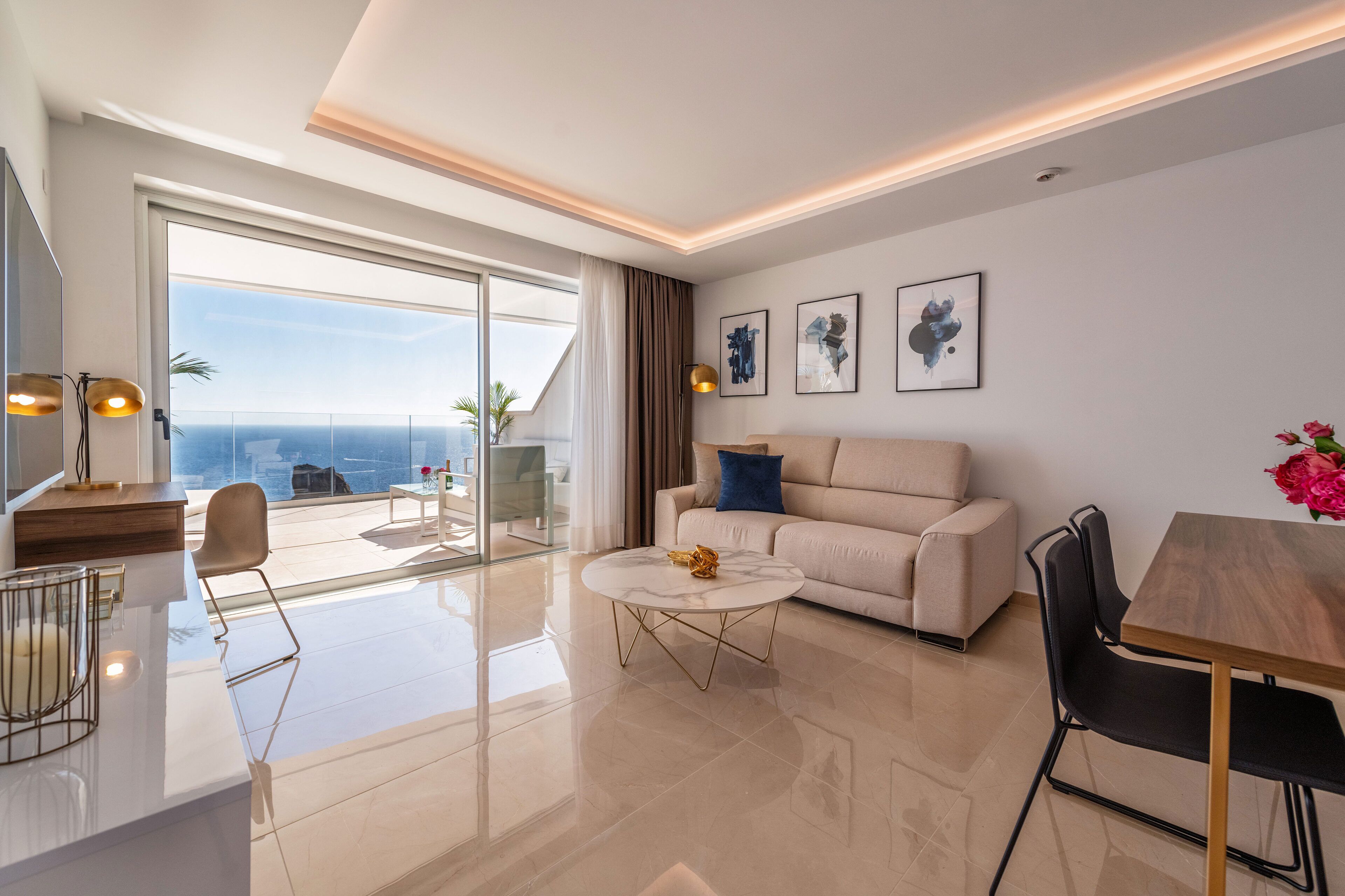 Sea View Apartment with Jacuzzi-Privilege Suite | Ruang tamu | 42 inci sebuah televisyen pintar dengan digital, TV 