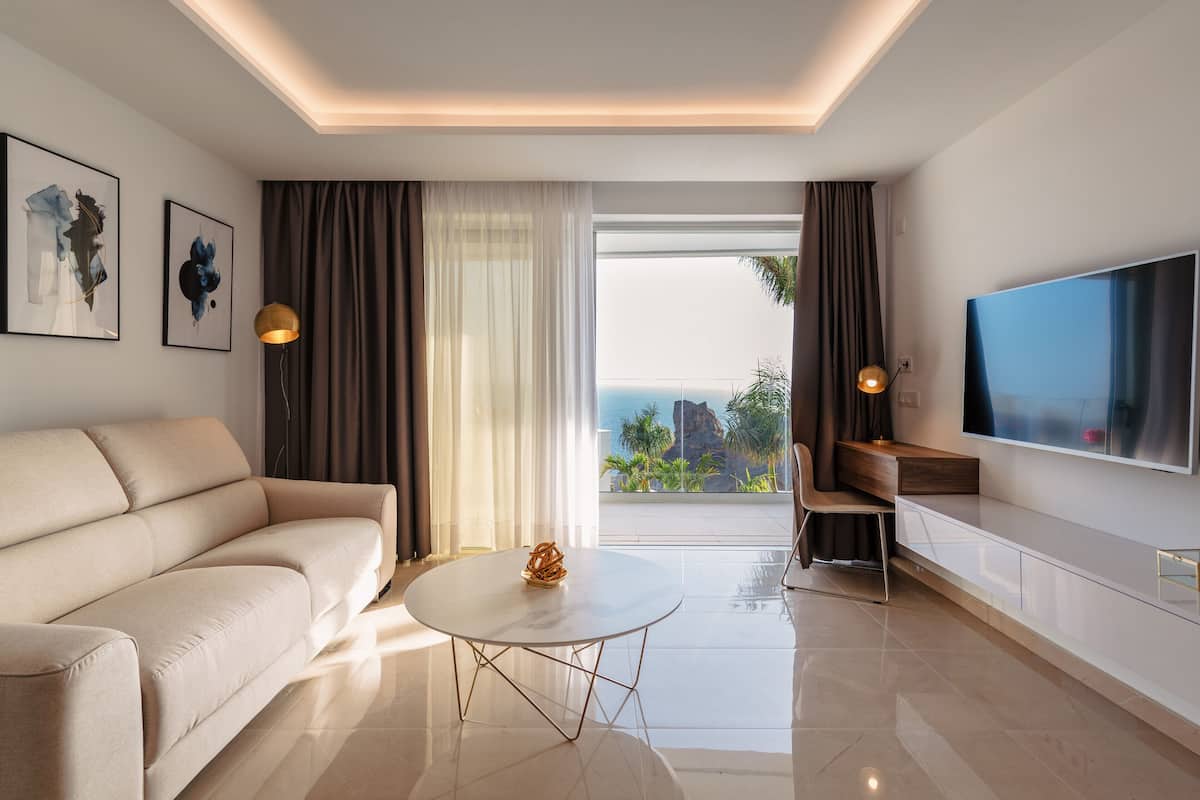Sea View Apartment-Serenity Suite | Ruang tamu | 42 inci sebuah televisyen pintar dengan digital, TV