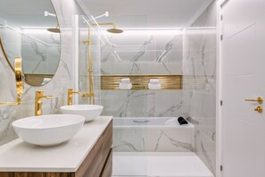 Sea View Serenity Suite | Badeværelse | Badekar, hårtørrer, håndklæder
