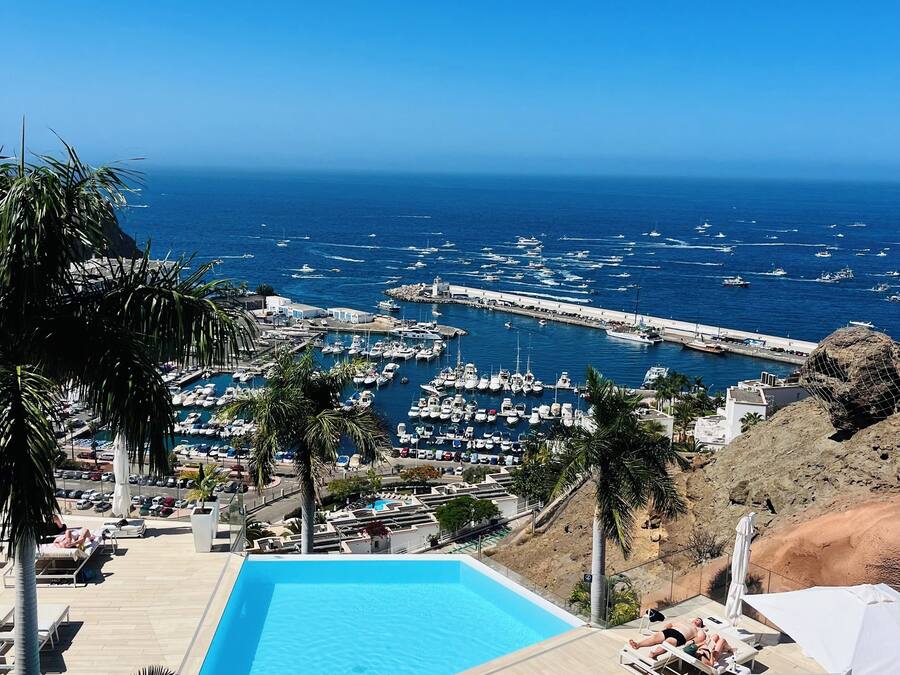 Una piscina al aire libre, una piscina climatizada