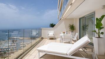 Sea View Apartment with Jacuzzi-Privilege Suite | Terrasse/gårdhave