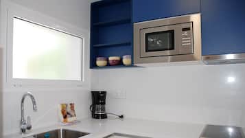 Großer Kühlschrank, Mikrowelle, Herdplatte