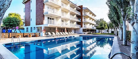 Una piscina al aire libre de temporada