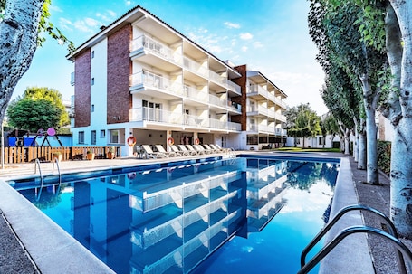 Una piscina al aire libre de temporada
