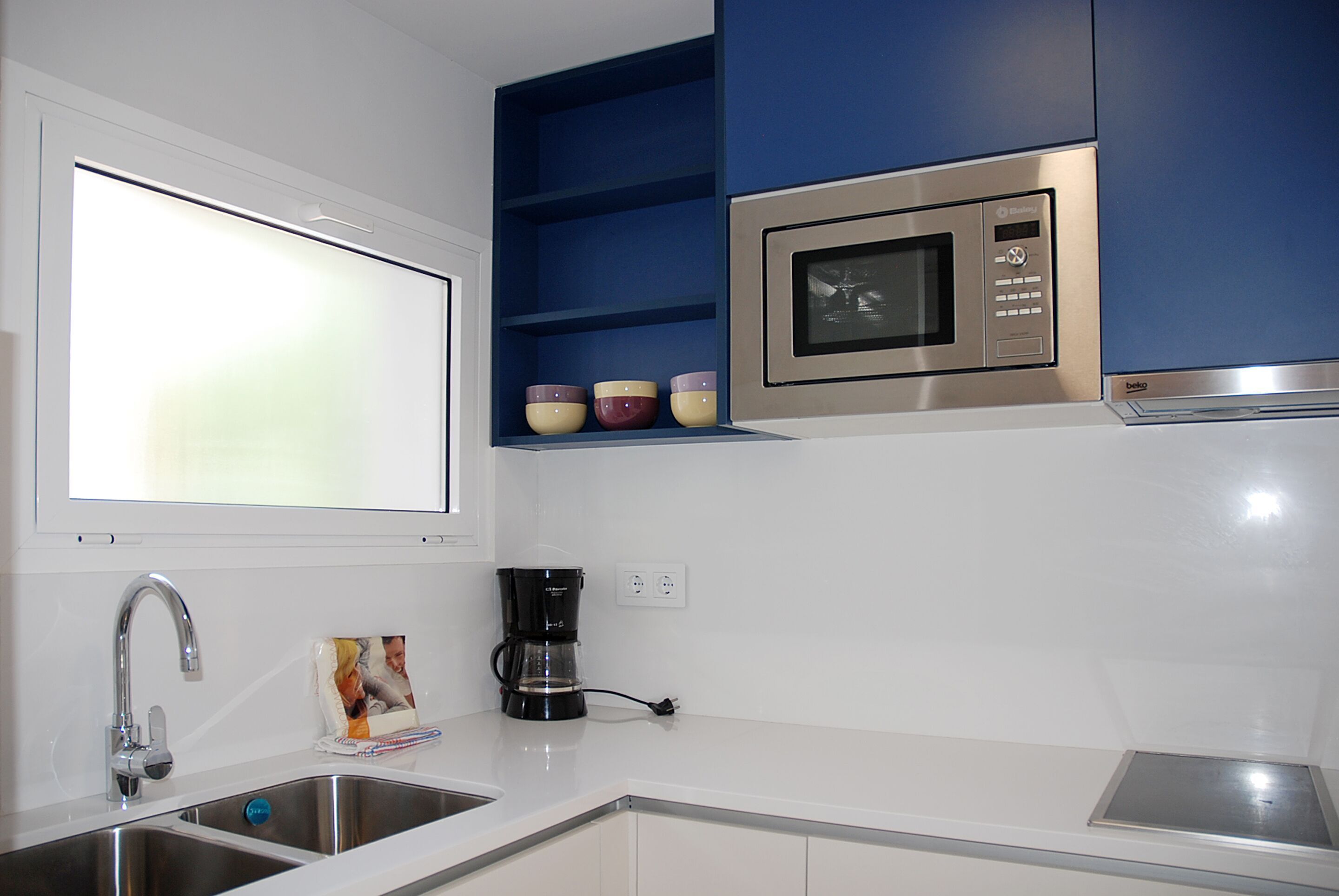Private kitchen | Full-size fridge, microwave, stovetop, cookware/dishes/utensils