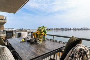 Outdoor dining - "Ocean Lodge2" Baltic Sea vacation with 3 minutes walk to the beach, fireplace and sea view (Olpenitz)