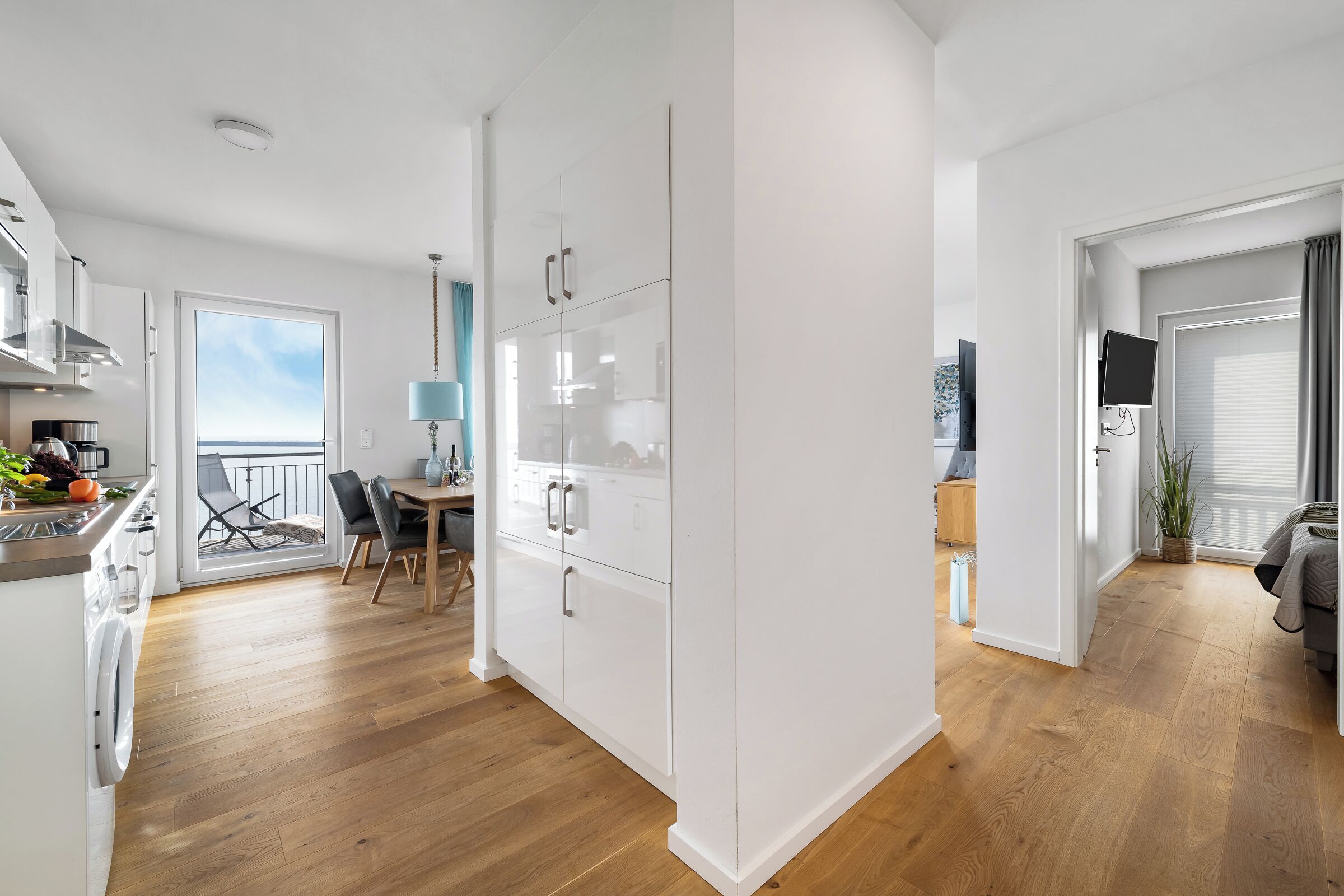 Un apartamento moderno con cocina, comedor y balcón.