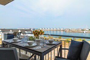 Outdoor dining - "Ocean Harbour" Baltic Sea vacation with a 3-minute walk to the beach, fireplace and sea view (Olpenitz)