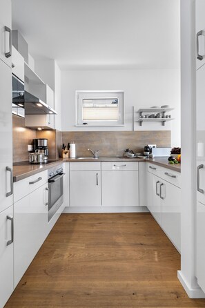 Fridge, microwave, oven, stovetop - "Ocean Harbour" Baltic Sea vacation with a 3-minute walk to the beach, fireplace and sea view (Olpenitz)