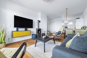 Televisión, chimenea, estéreo