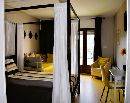 Comfort Triple Room | Individually decorated, individually furnished, free WiFi, bed sheets. Les Remparts