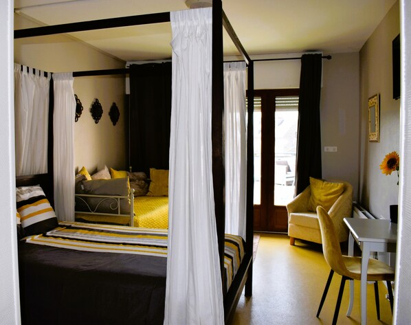 Chambre triple Confort | Décor unique, ameublement unique, accès au Wi-Fi (inclus)