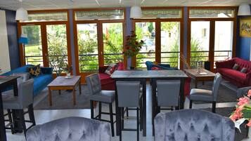 Lobby lounge