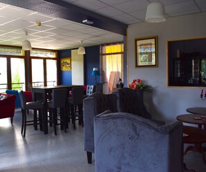 Bar (on property) - Les Remparts (Benevent L Abbaye)