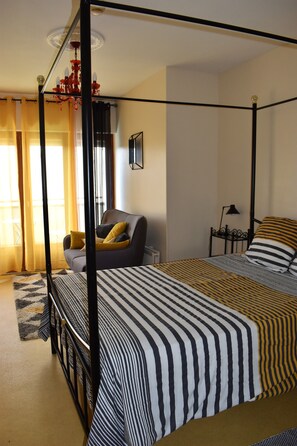 Individually decorated, individually furnished, free WiFi, bed sheets - Les Remparts (Benevent L Abbaye)