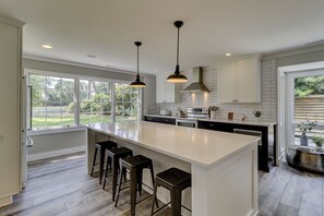 Micro-ondes, four, plaque de cuisson, lave-vaisselle