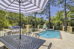 Outdoor dining - 15 North Forest Beach (Hilton Head Island)