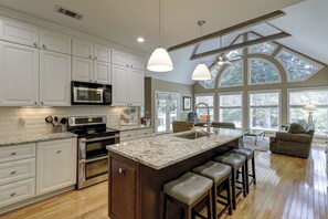 Lò vi sóng, lò nướng, bếp nấu, máy rửa bát 