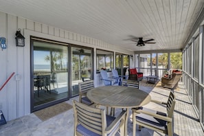 Outdoor dining - 19 Ibis (Hilton Head Island)