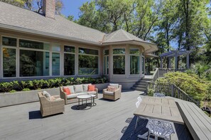 Outdoor dining - 20 Turnberry Lane (Hilton Head Island)