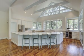 Microwave, oven, stovetop, dishwasher - 20 Turnberry Lane (Hilton Head Island)