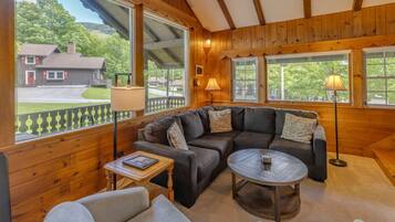 Télévision, cheminée, table de tennis de table