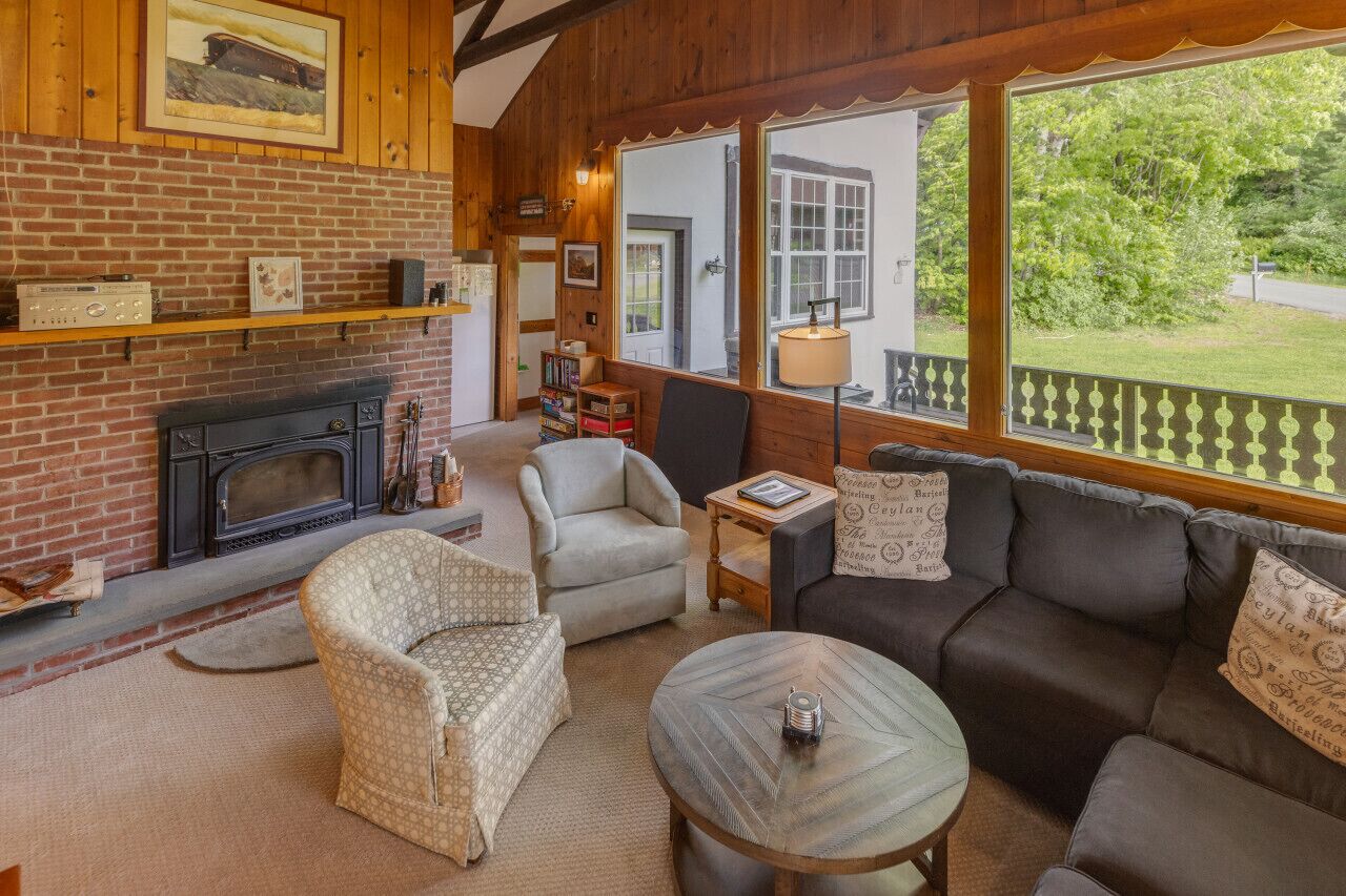 Télévision, cheminée, table de tennis de table