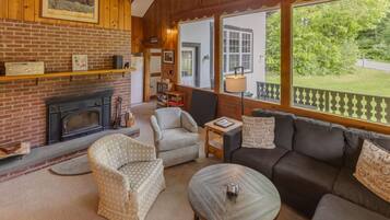 Télévision, cheminée, table de tennis de table