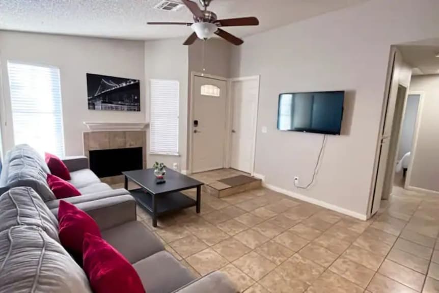 Cozy 3-bed, 2-bath With Garage - Las Vegas, NV