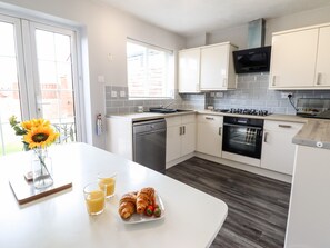 Fridge, dishwasher, electric kettle, toaster - 4 Plas Newydd (Llandudno)