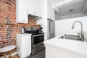 Fridge, oven, stovetop, dishwasher