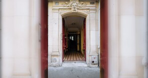 An arched entrance with a checkered floor leading into a building. - Spacious & Quirky 1BD flat 10 mins to Sacré Coeur (Paris)