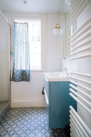 Shower - Spacious & Quirky 1BD flat 10 mins to Sacré Coeur (Paris)
