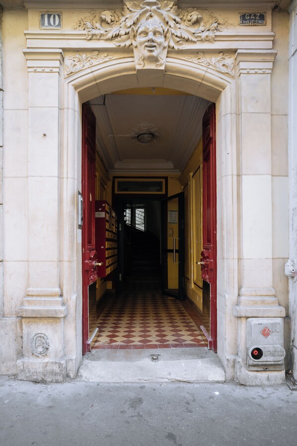 Exterior detail - Spacious & Quirky 1BD flat 10 mins to Sacré Coeur (Paris)
