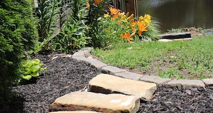 Cozy Cabin in Hamilton w/private pond. Fish, paddle, hike or relax in the tub!