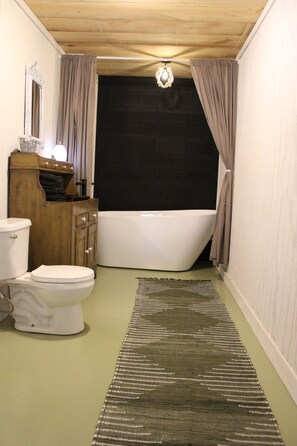 Bathtub, hair dryer, towels, toilet paper - Cozy Cabin in Hamilton w/private pond. Fish, paddle, hike or relax in the tub! (Hamilton)