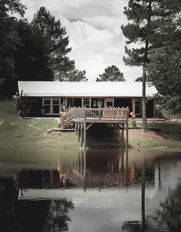 Exterior. Cozy Cabin in Hamilton w/private pond. Fish, paddle, hike or relax in the tub!