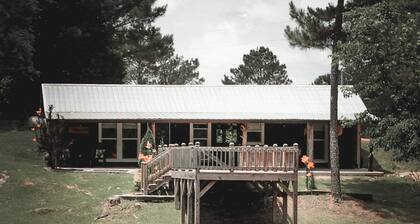 Cozy Cabin in Hamilton w/private pond. Fish, paddle, hike or relax in the tub!