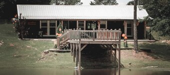 Cozy Cabin in Hamilton w/private pond. Fish, paddle, hike or relax in the tub!