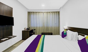 Deluxe Room | Desk - Treebo Premium Brijinn (Nagpur)