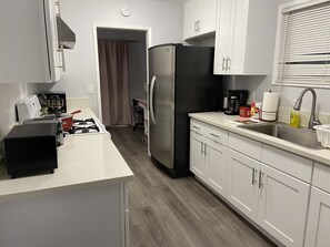 Fridge, microwave, oven, stovetop - 2-8 people,3 bedrooms,2 bathrooms, close to Disneyland, safe,quiet,pets friendly (La Puente)