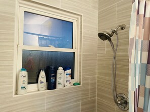 Badekar, hårtørrer, håndklæder, Sæbe