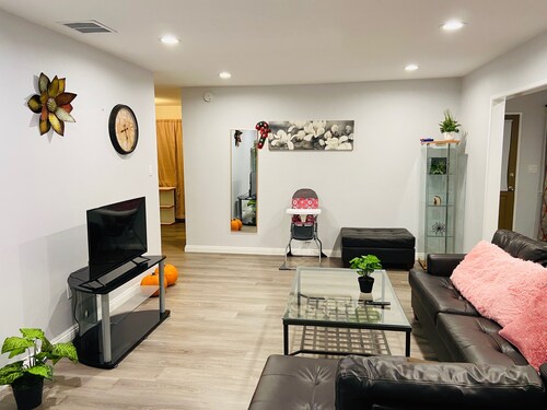 2-8 people,3 bedrooms,2 bathrooms, close to Disneyland, safe,quiet,pets friendly