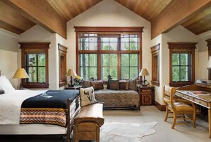 12 Schlafzimmer, Schreibtisch, Bügeleisen/Bügelbrett, Reisekinderbett