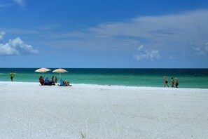 Playa en los alrededores y toallas de playa 