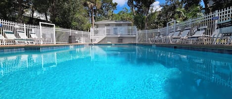 Una piscina al aire libre, una piscina climatizada
