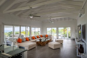 Fernseher, Stereoanlage, Arbeitsbereiche